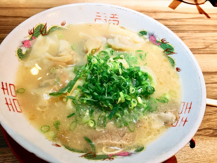 「博多荘」で食べるワンタン麺