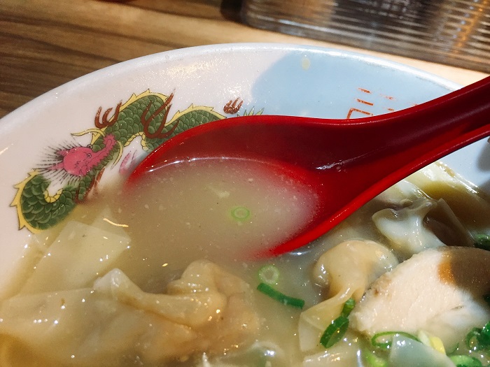 「博多荘」で食べるワンタン麺2