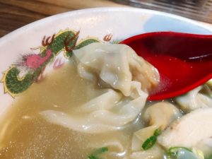「博多荘」で食べるワンタン麺3