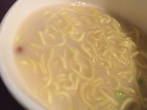 とろみのある豚骨スープと太めの麺2